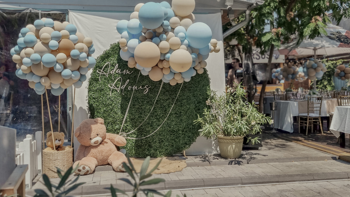 Decor cu baloane heliu personalizate pentru petreceri de copii sau botezuri