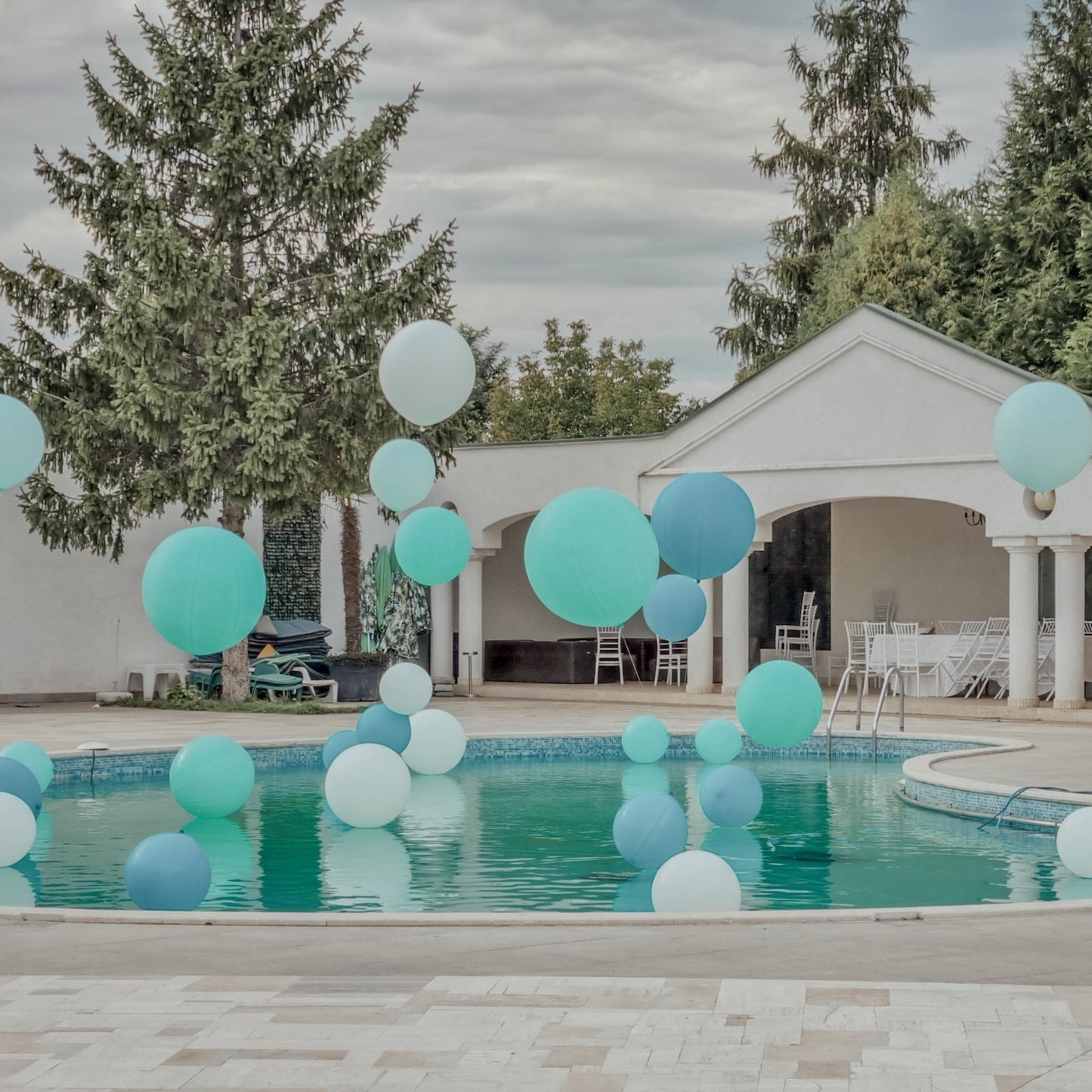 Arcada de baloane personalizata, decor unic pentru botezuri si evenimente speciale