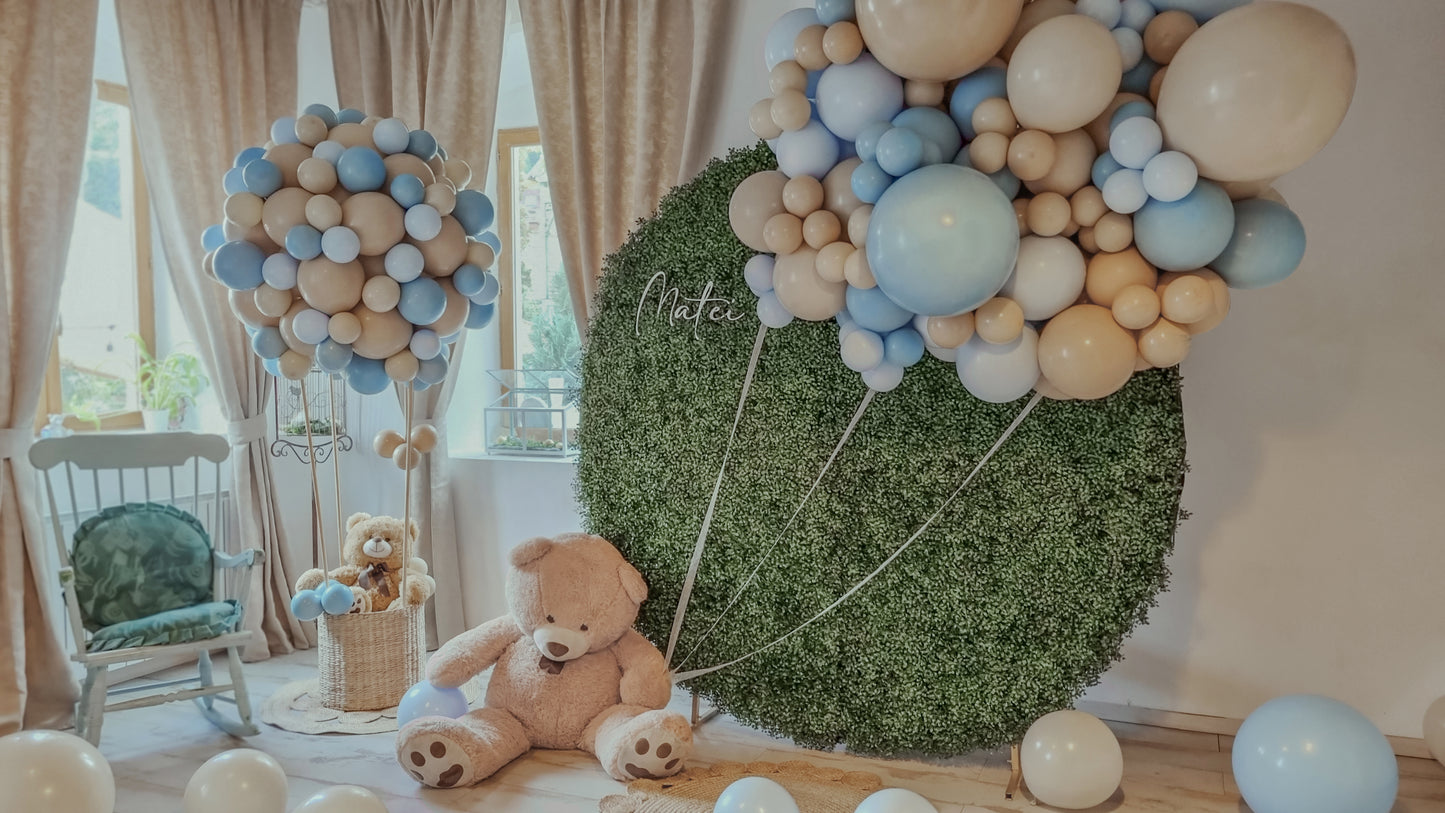 Aranjamente de masa cu baloane, flori de matase si alte detalii personalizate pentru evenimente speciale