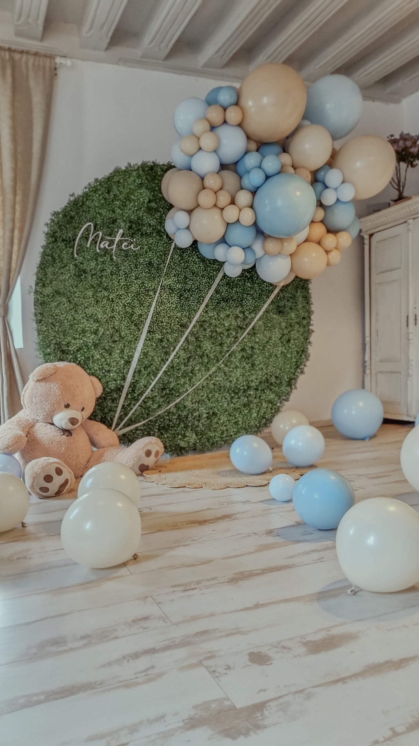 Aranjamente de masa cu baloane, flori de matase si alte detalii personalizate pentru evenimente speciale