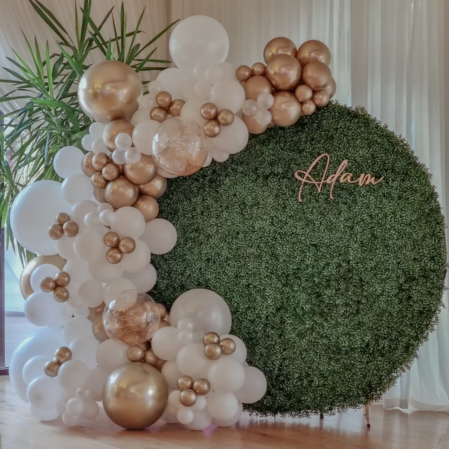 Aranjamente de masa cu baloane, flori de matase si alte detalii personalizate pentru evenimente speciale