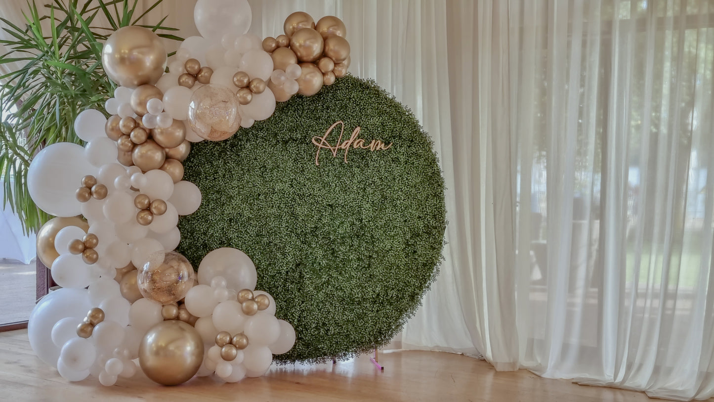 Aranjamente de masa cu baloane, flori de matase si alte detalii personalizate pentru evenimente speciale