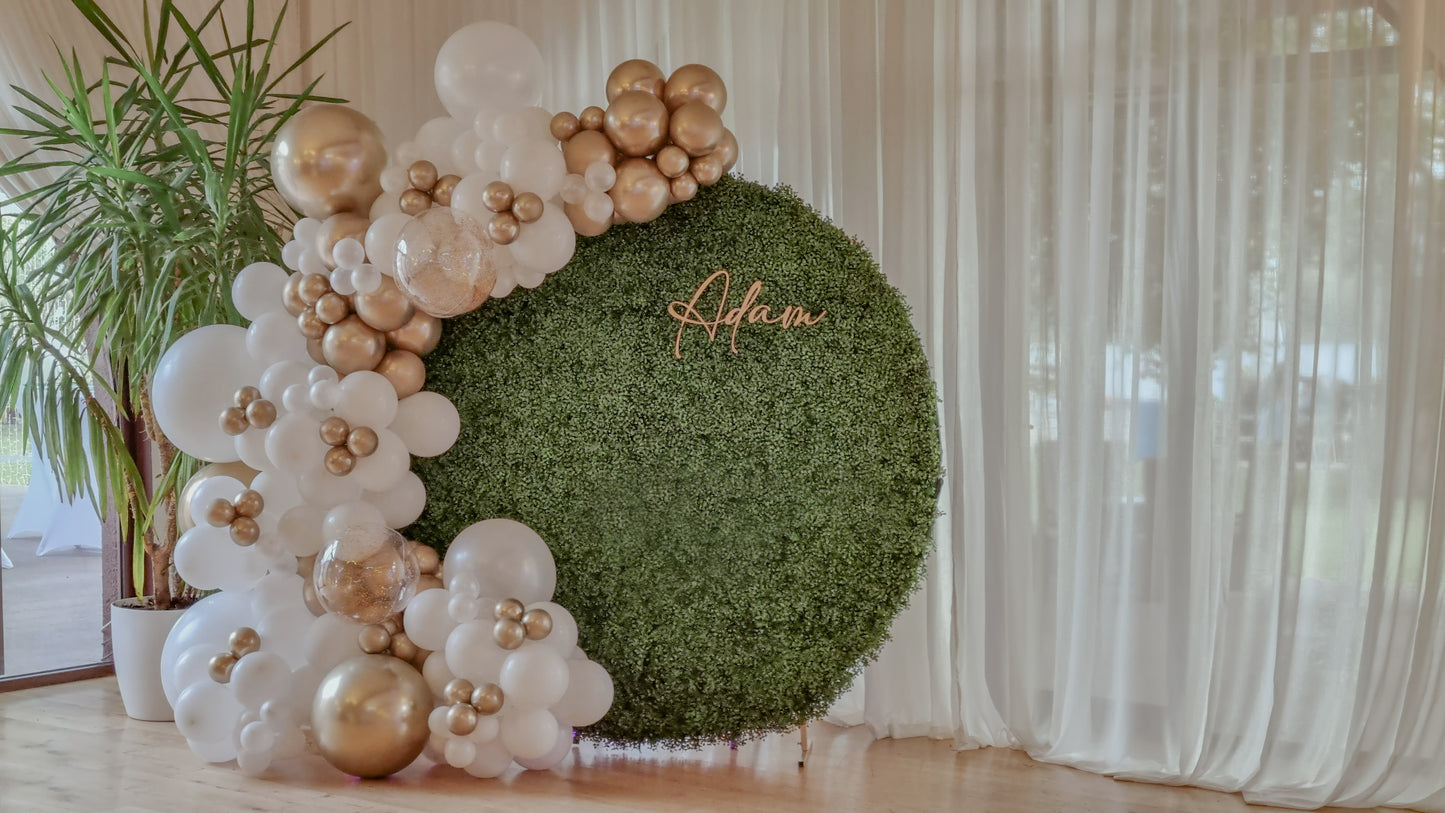 Aranjamente de masa cu baloane, flori de matase si alte detalii personalizate pentru evenimente speciale