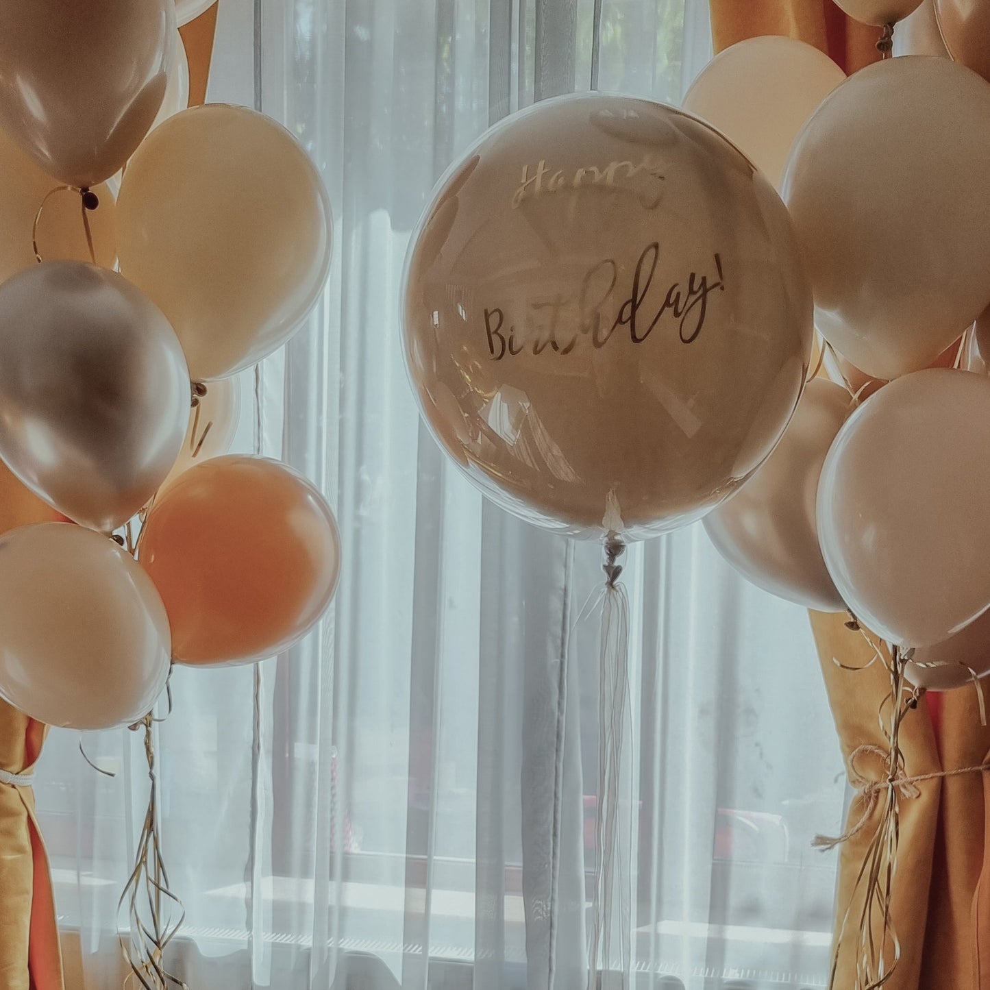 Decor cu baloane heliu personalizate pentru petreceri de copii sau botezuri