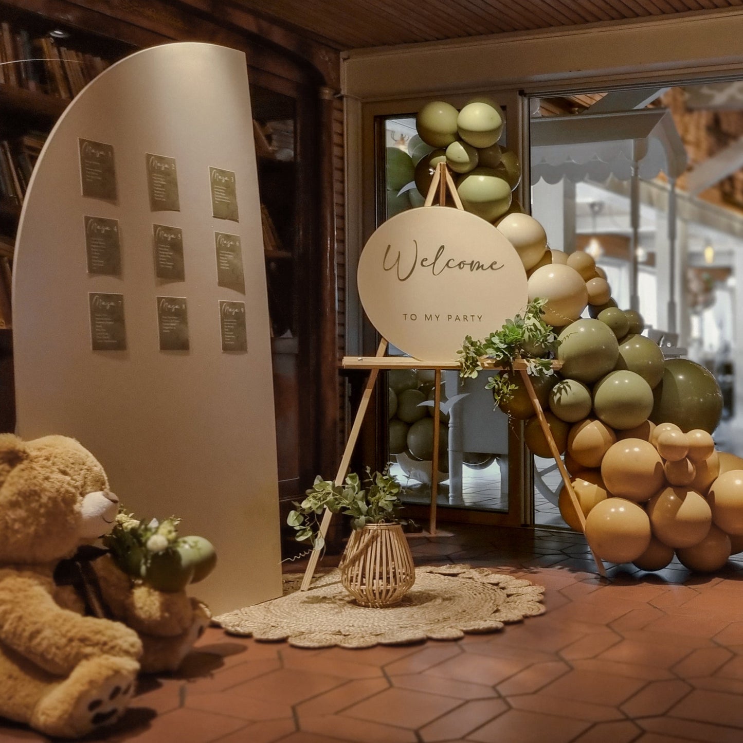Arcada de baloane personalizata, decor unic pentru botezuri si evenimente speciale
