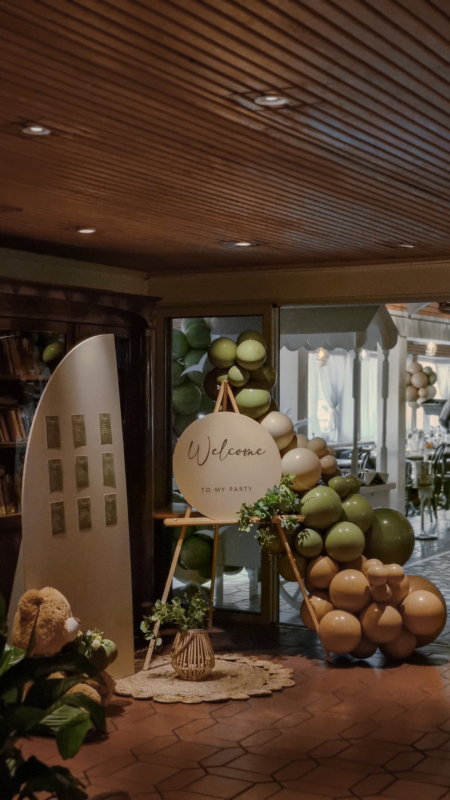 Arcada de baloane personalizata, decor unic pentru botezuri si evenimente speciale