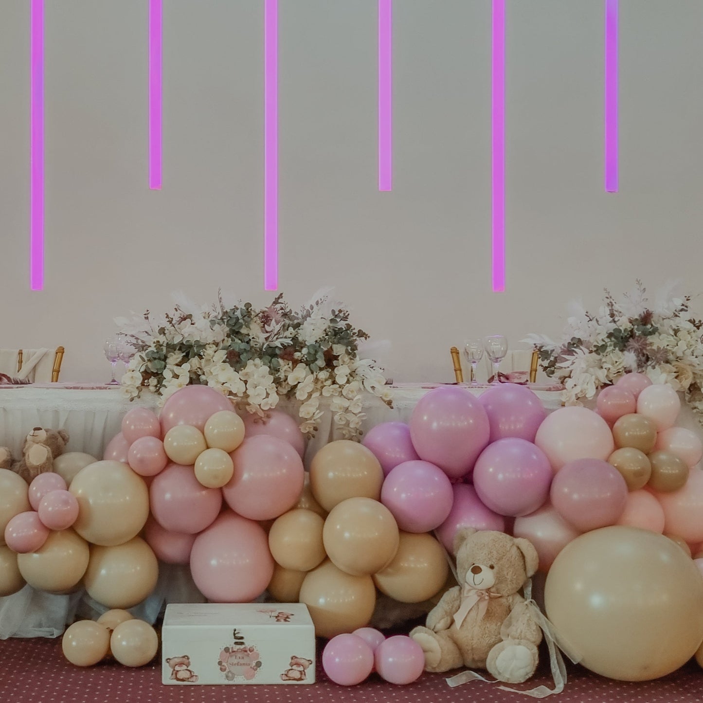 Arcada de baloane personalizata, decor unic pentru botezuri si evenimente speciale