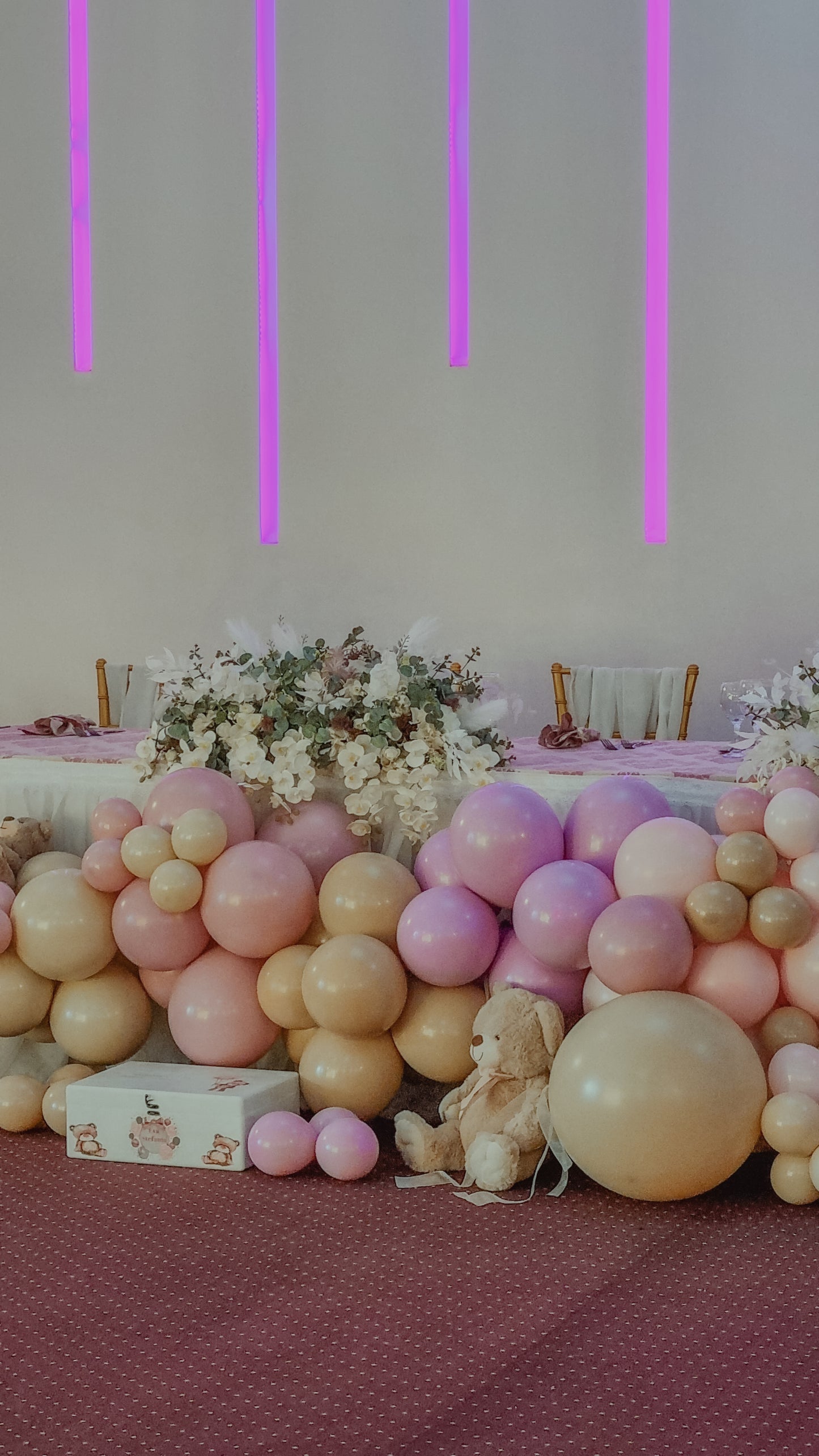 Arcada de baloane personalizata, decor unic pentru botezuri si evenimente speciale