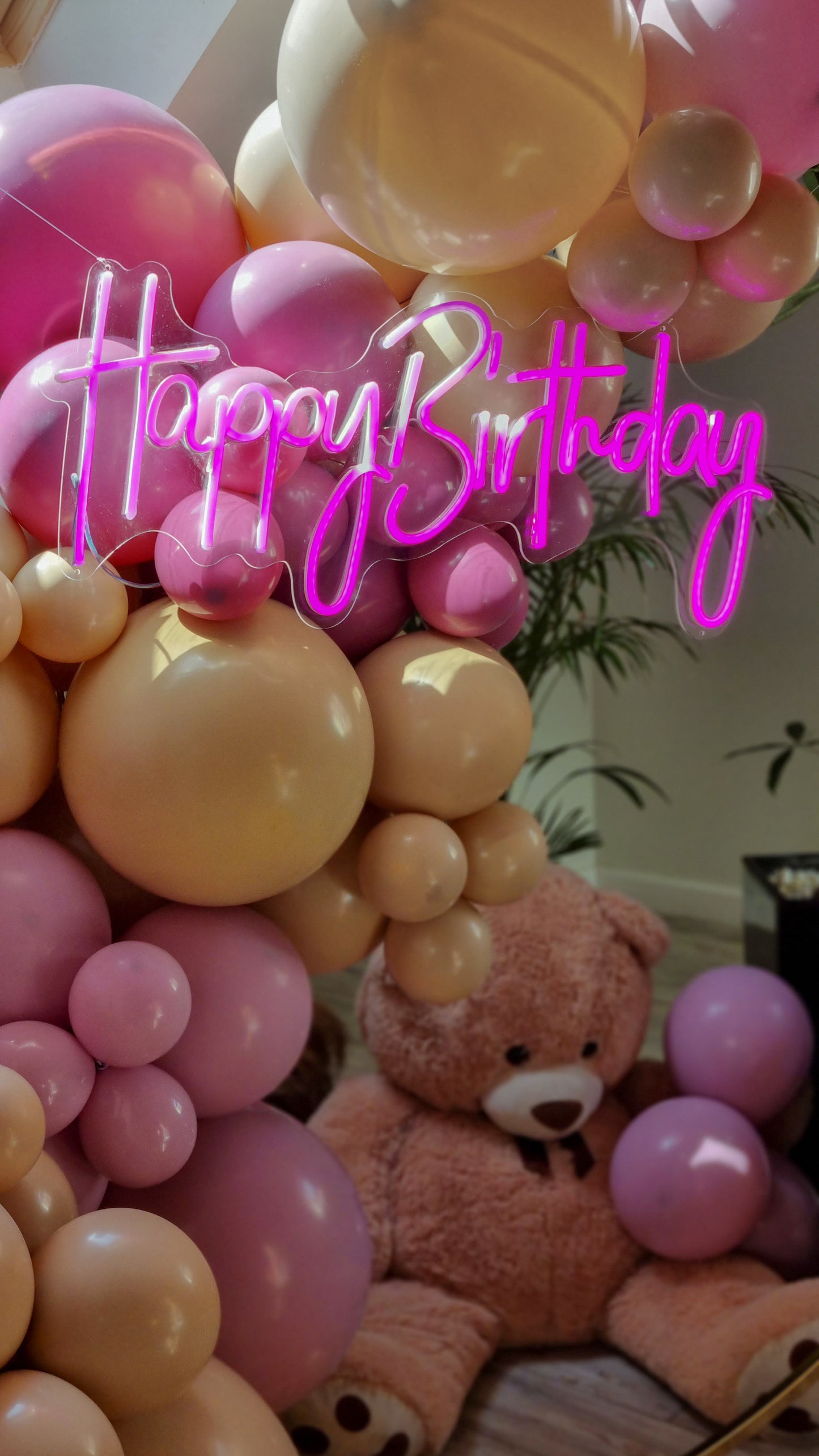 Decor cu baloane heliu personalizate, perfect pentru petreceri de botez si evenimente speciale