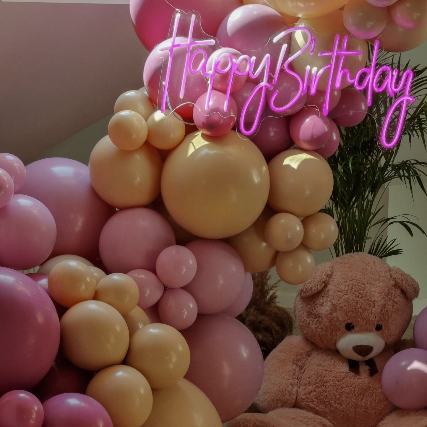 Decor cu baloane heliu personalizate, perfect pentru petreceri de botez si evenimente speciale
