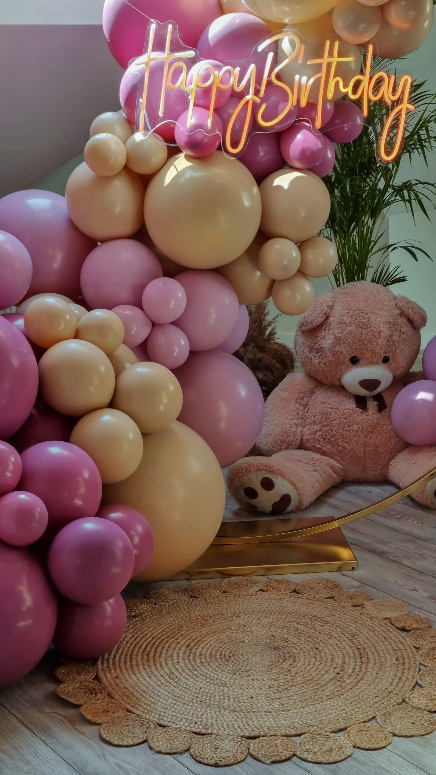 Decor cu baloane heliu personalizate, perfect pentru petreceri de botez si evenimente speciale