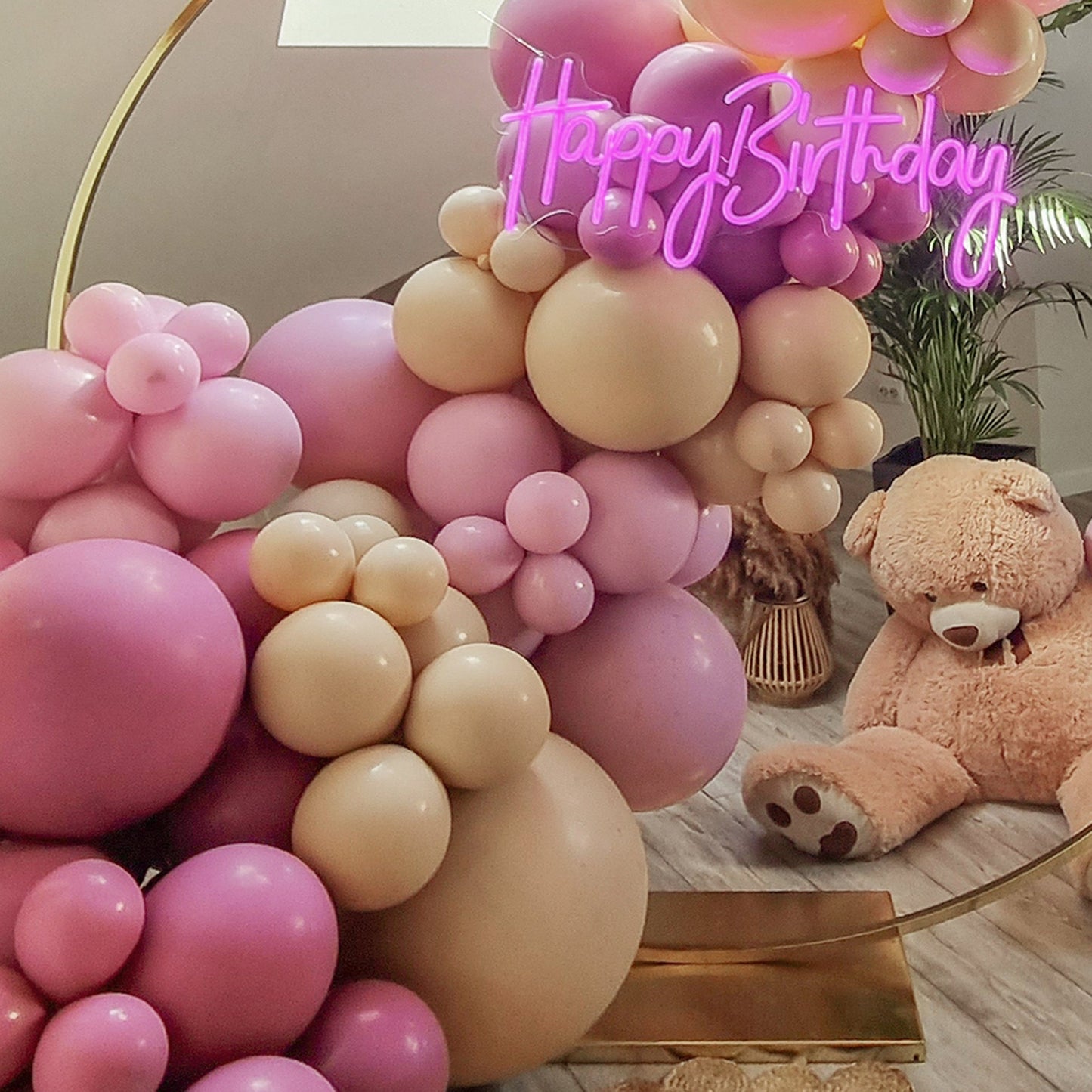 Decor cu baloane heliu personalizate, perfect pentru petreceri de botez si evenimente speciale