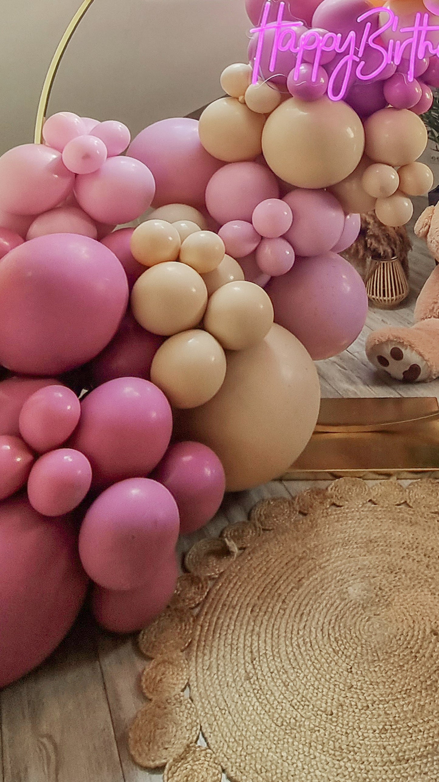 Decor cu baloane heliu personalizate, perfect pentru petreceri de botez si evenimente speciale