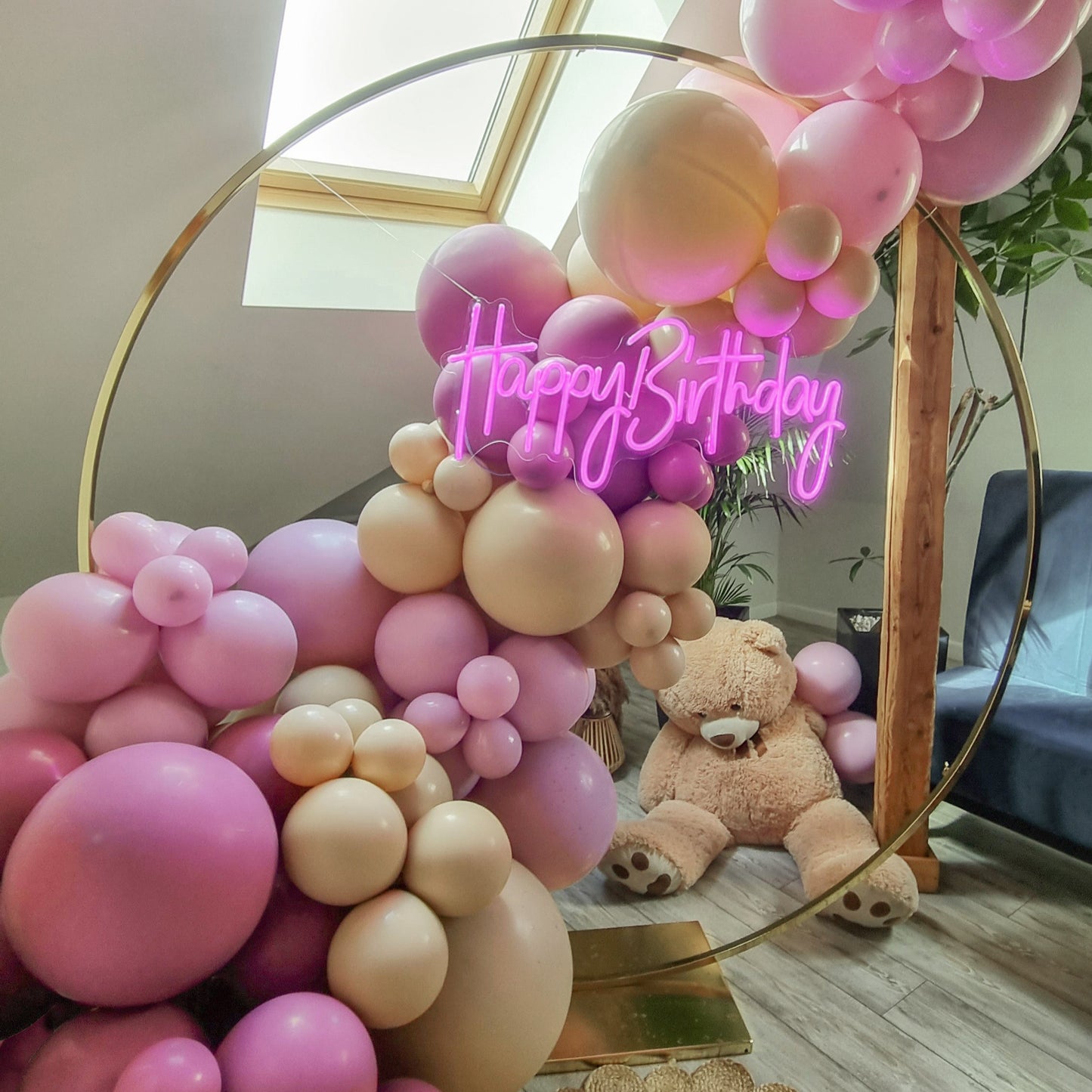 Decor cu baloane heliu personalizate, perfect pentru petreceri de botez si evenimente speciale