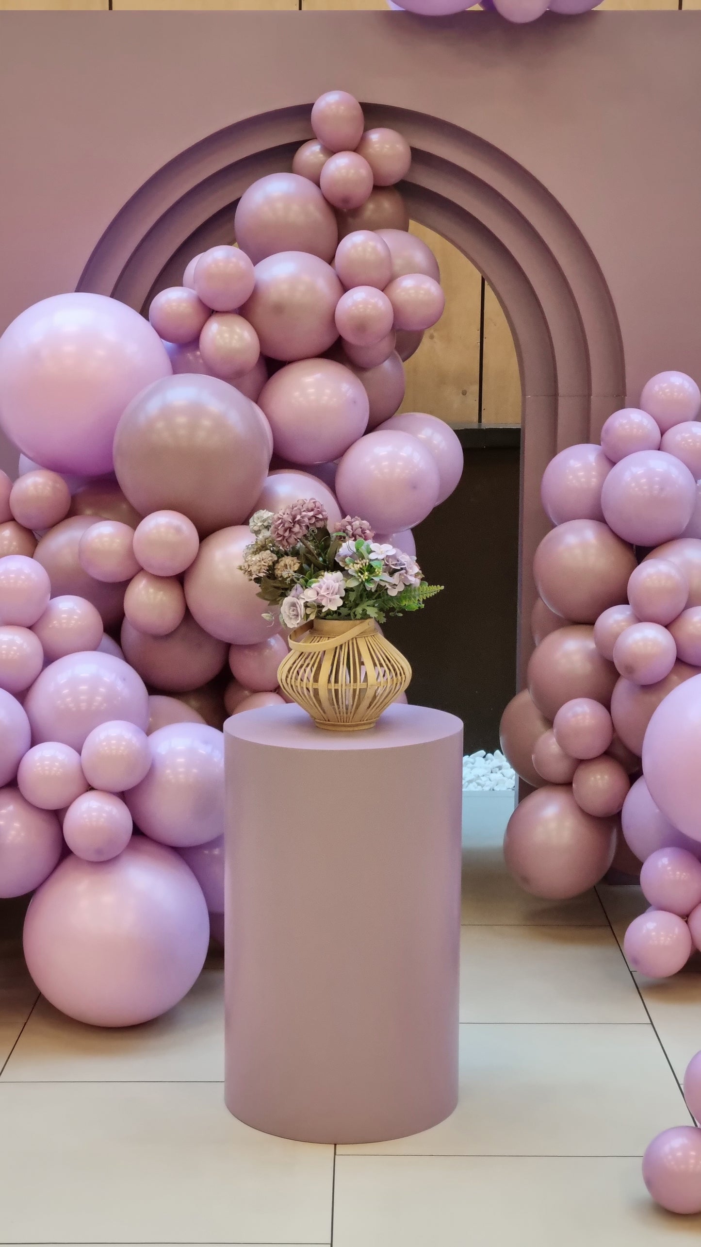 Decor cu baloane heliu personalizate, perfect pentru petreceri de botez si evenimente speciale