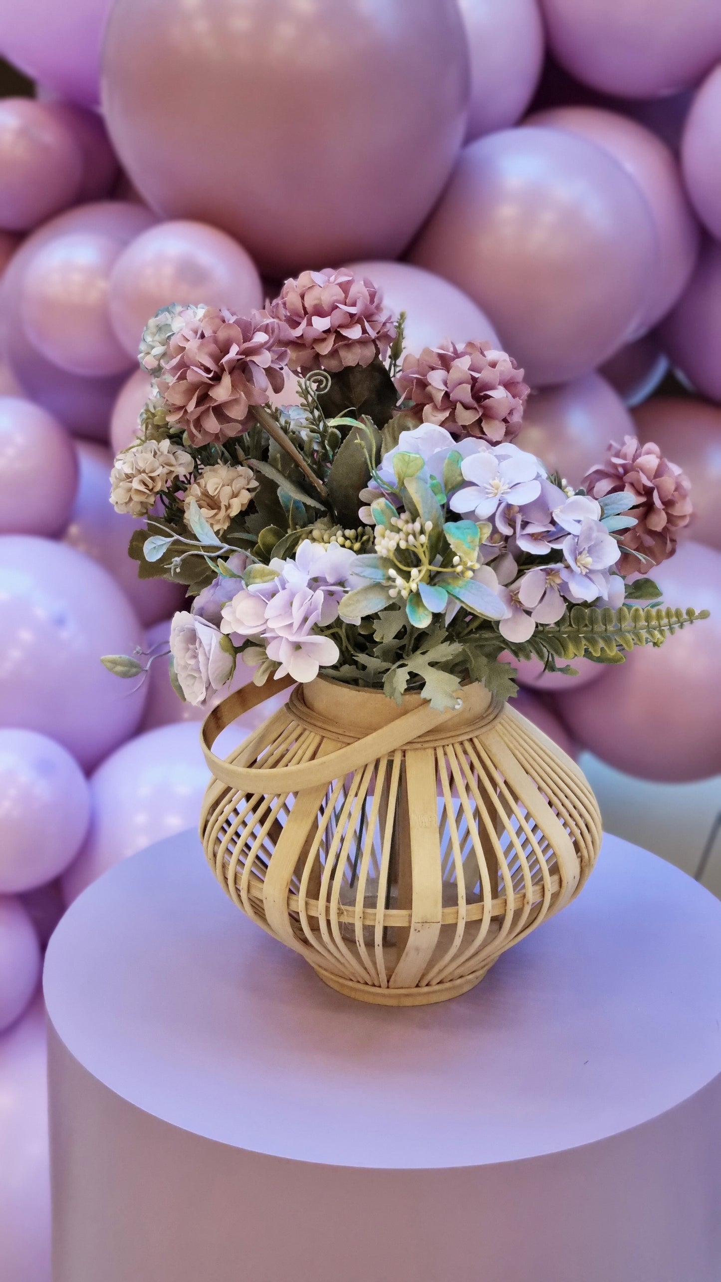 Decor cu baloane heliu personalizate, perfect pentru petreceri de botez si evenimente speciale
