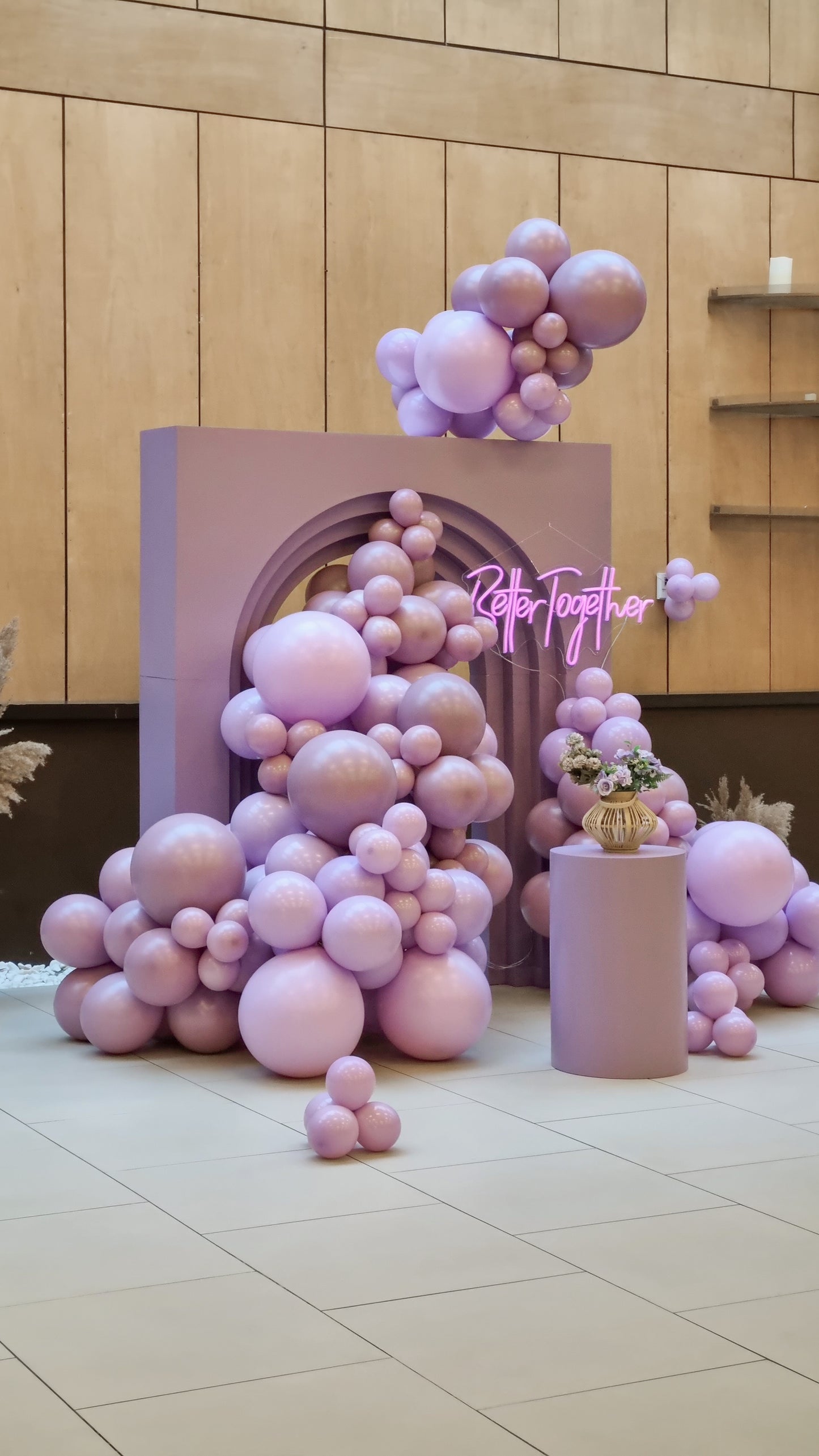 Decor cu baloane heliu personalizate, perfect pentru petreceri de botez si evenimente speciale