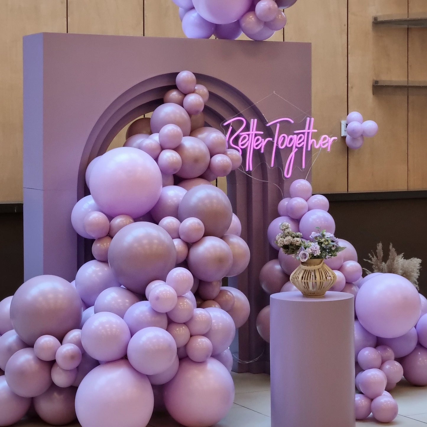 Decor cu baloane heliu personalizate, perfect pentru petreceri de botez si evenimente speciale
