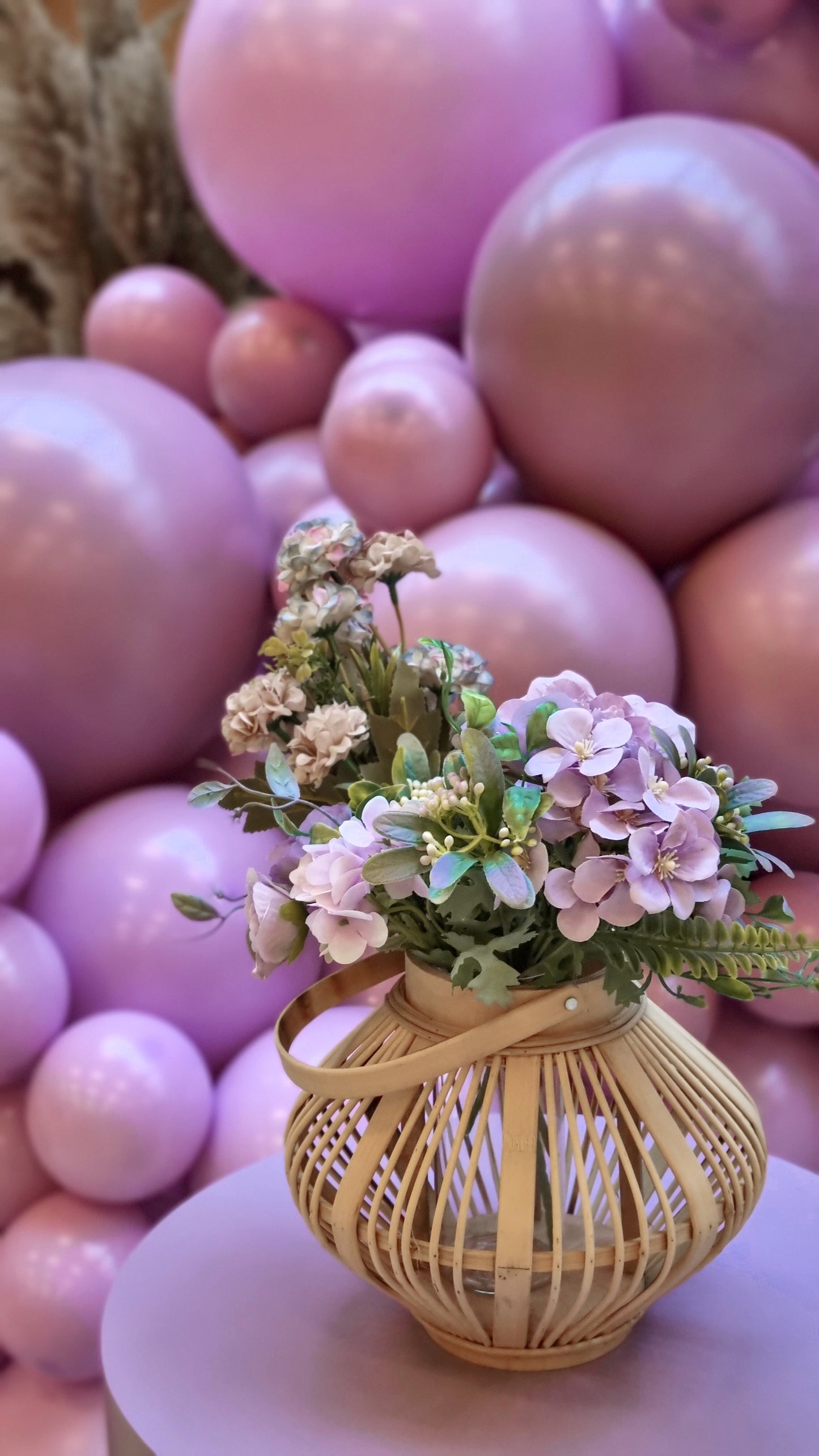 Decor cu baloane heliu personalizate, perfect pentru petreceri de botez si evenimente speciale