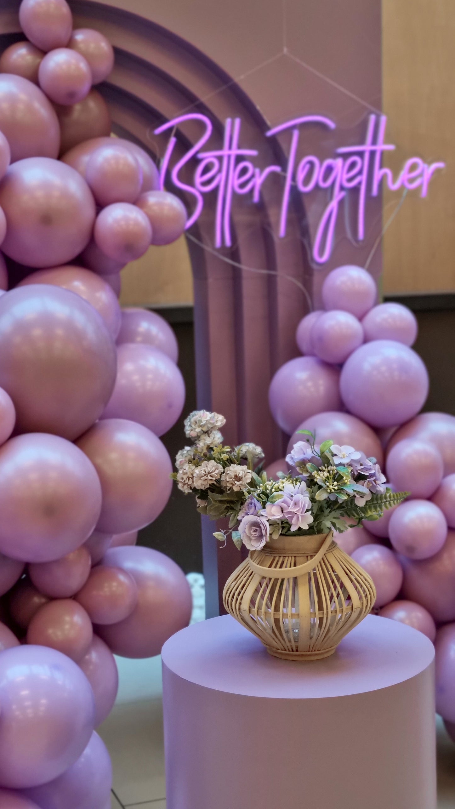 Decor cu baloane heliu personalizate, perfect pentru petreceri de botez si evenimente speciale