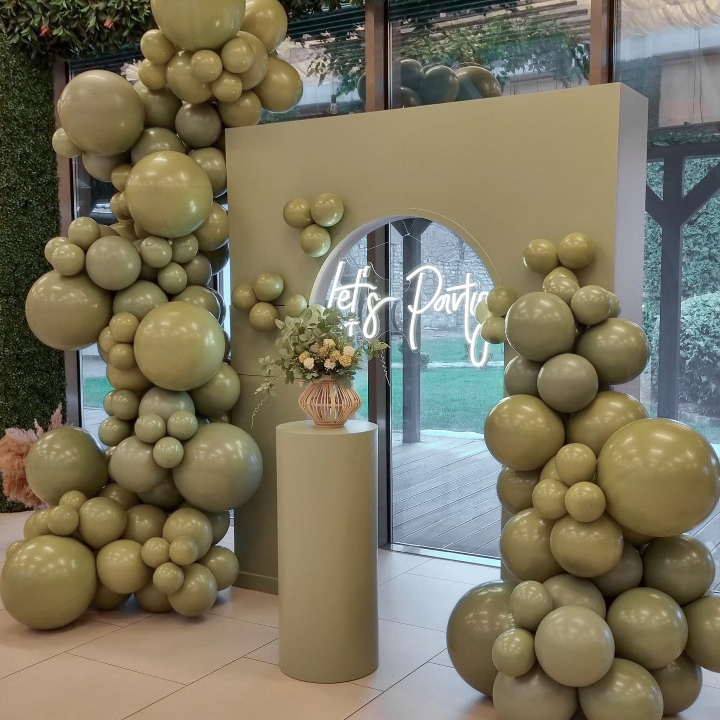 Aranjamente de masa cu baloane personalizate, ideale pentru evenimente formale si informale