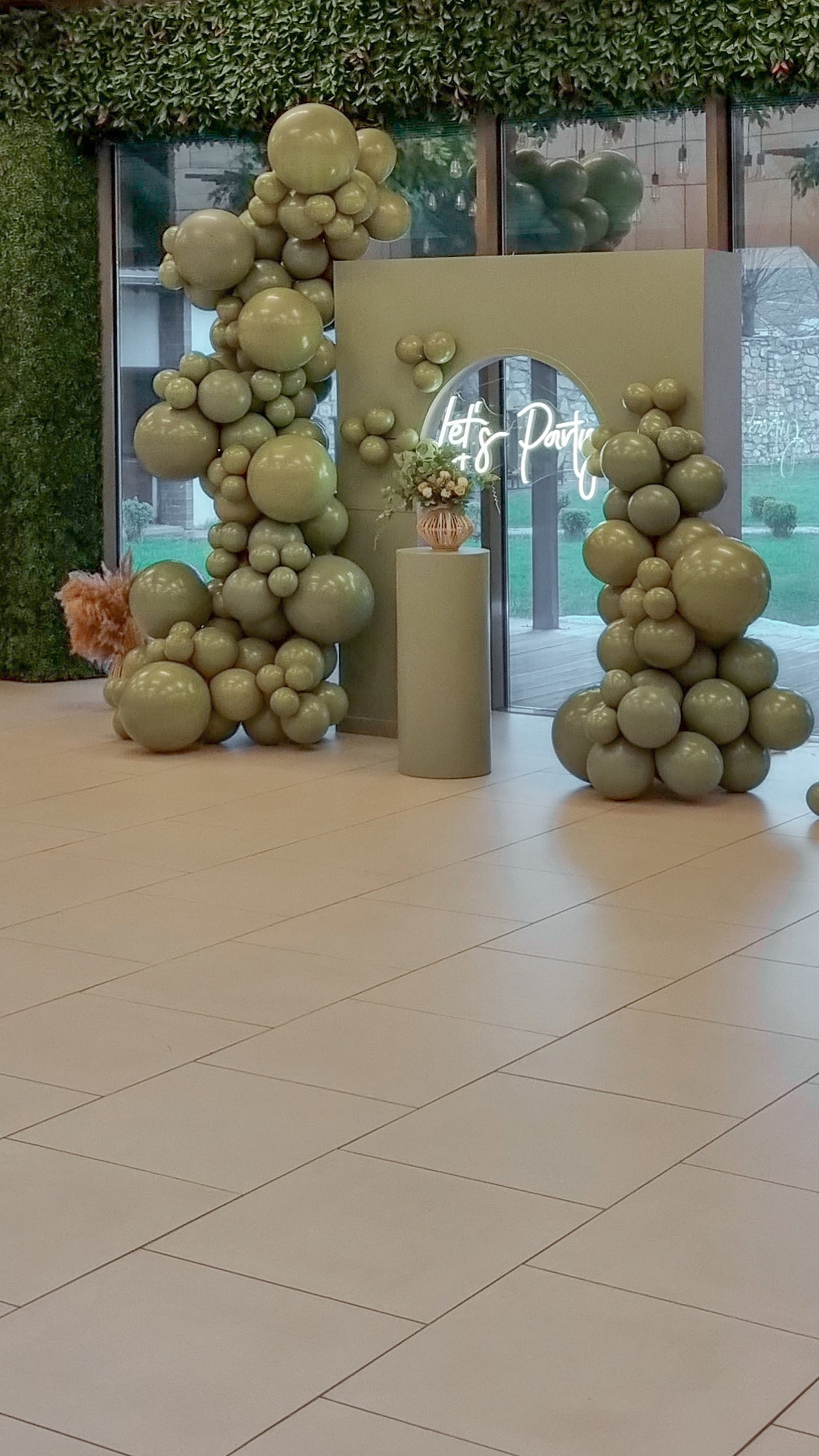 Decor cu baloane heliu personalizate, perfect pentru petreceri de botez si evenimente speciale