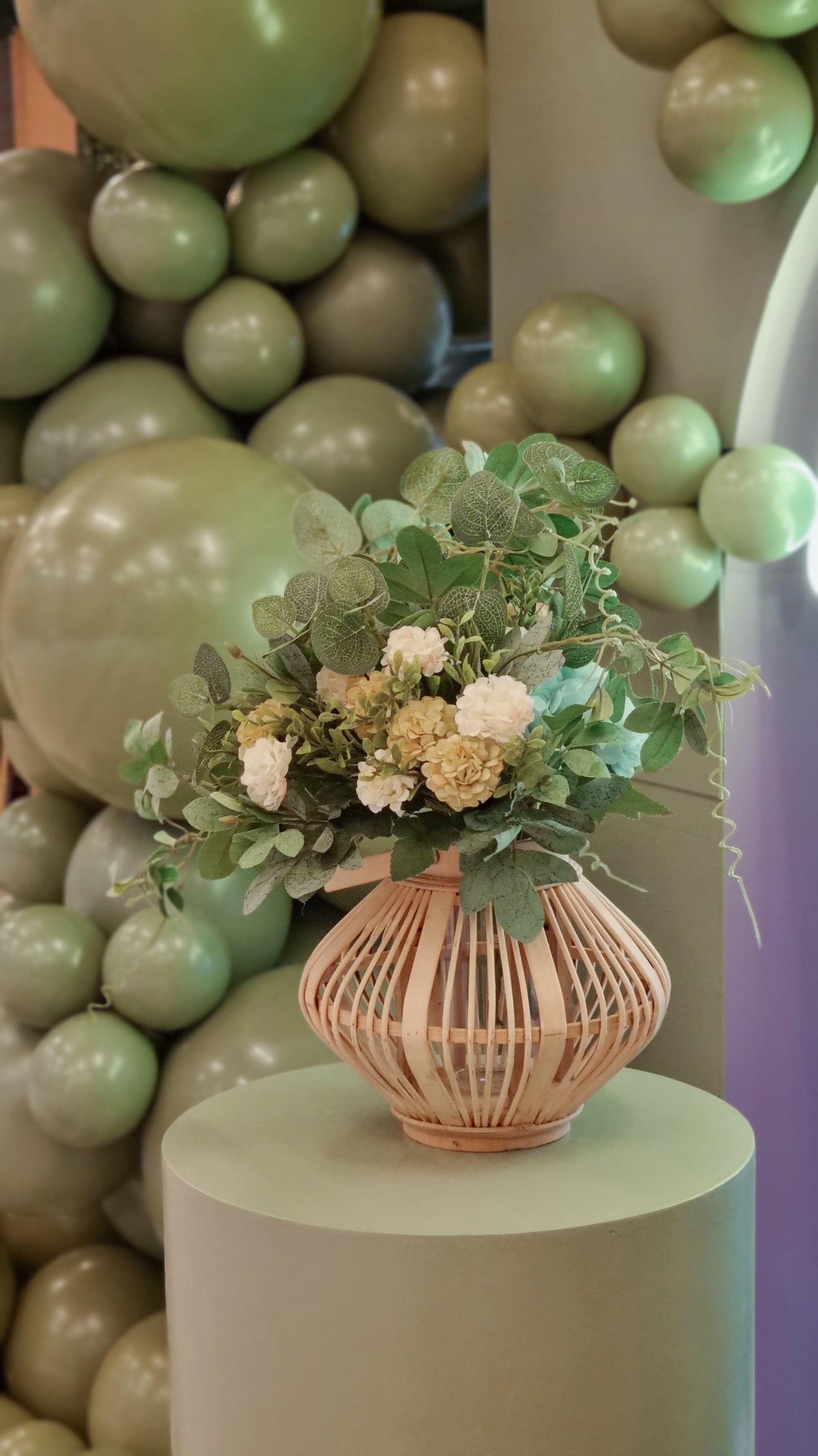 Decor cu baloane heliu personalizate, perfect pentru petreceri de botez si evenimente speciale