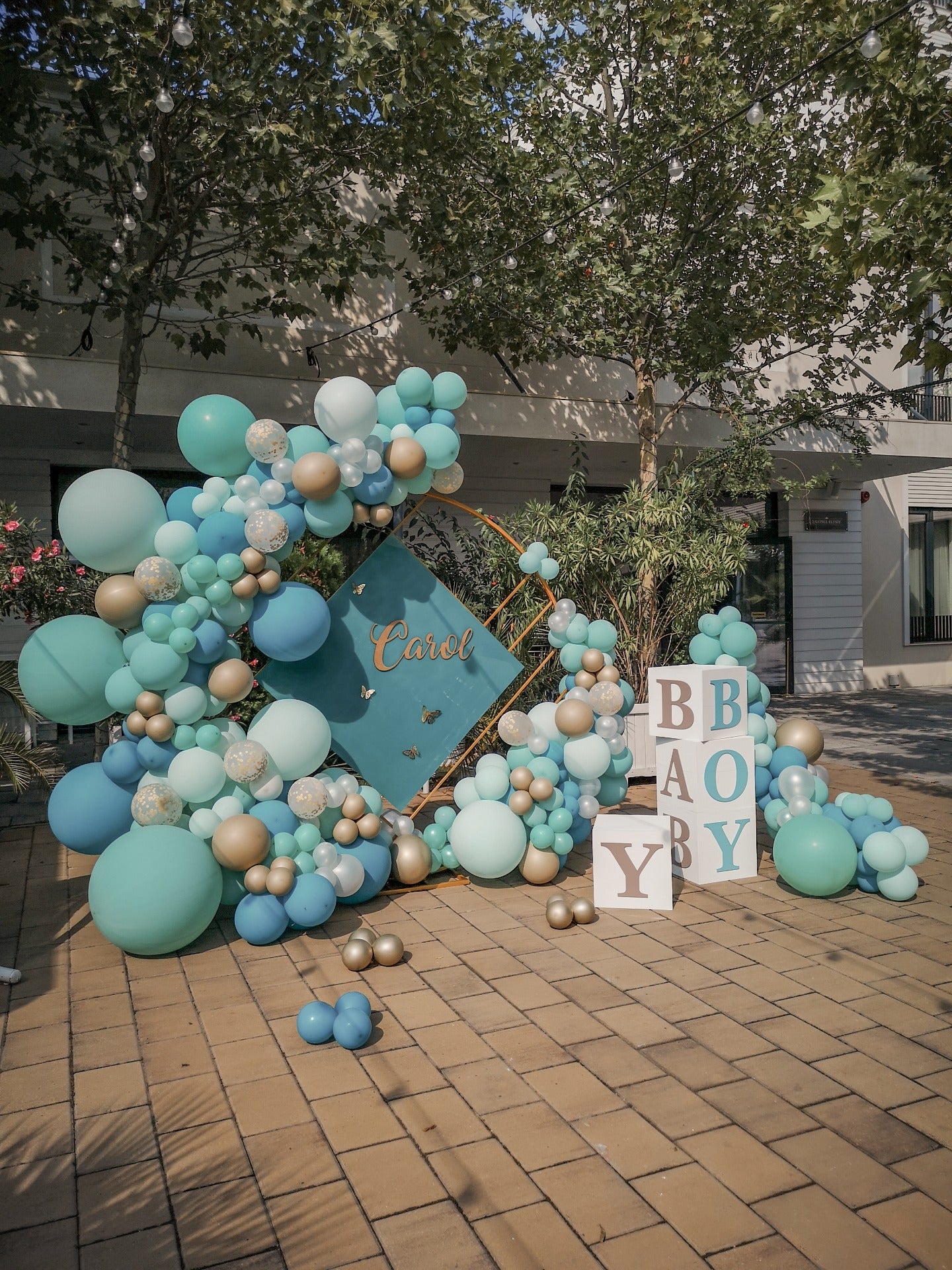 Arcada de baloane personalizata, decor elegant pentru orice tip de eveniment, de la botezuri la nunti