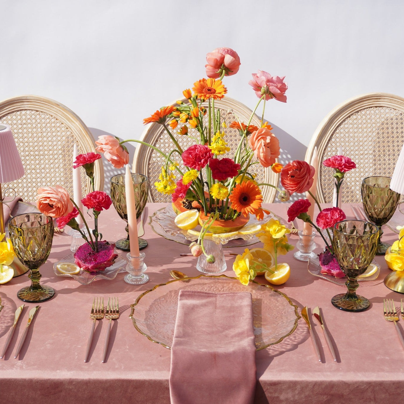 Eleganță tropicală printr-un decor cu flori naturale și fructe exotice