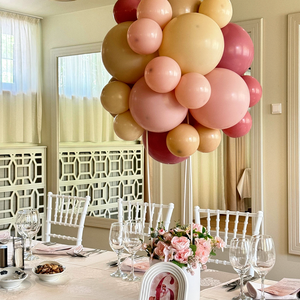
                  
                    Decor personalizat cu baloane pentru botez sau petrecere, aranjamente de masa si arcada de baloane
                  
                