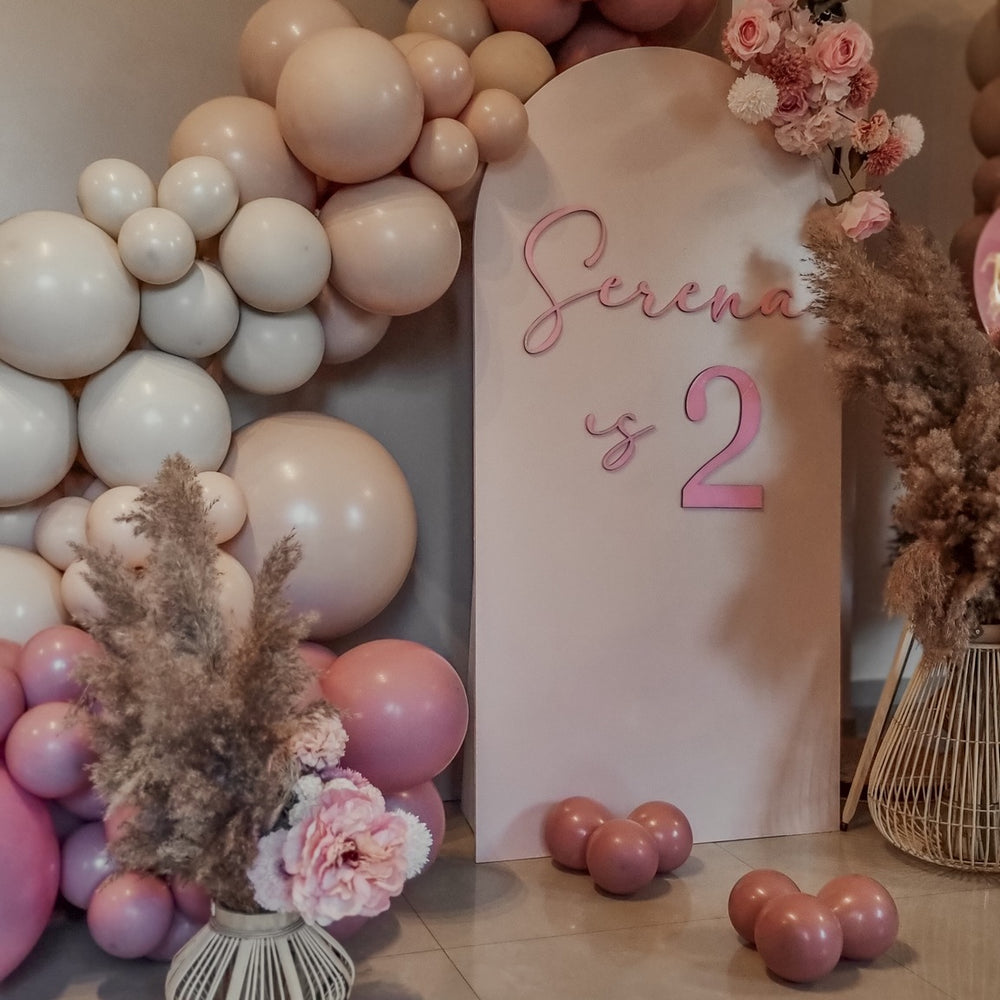 
                  
                    Aranjamente de masa cu baloane personalizate, ideale pentru evenimente formale si informale
                  
                