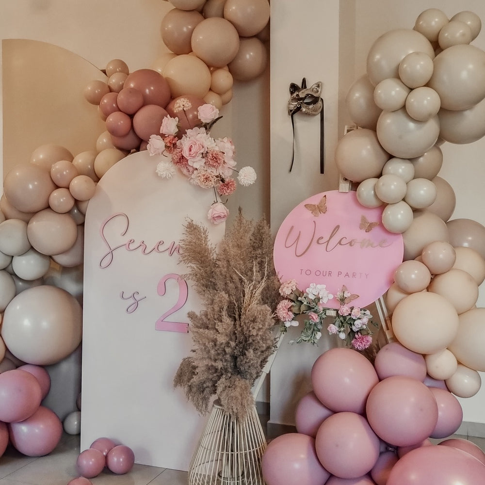 
                  
                    Aranjamente de masa cu baloane personalizate, ideale pentru evenimente formale si informale
                  
                