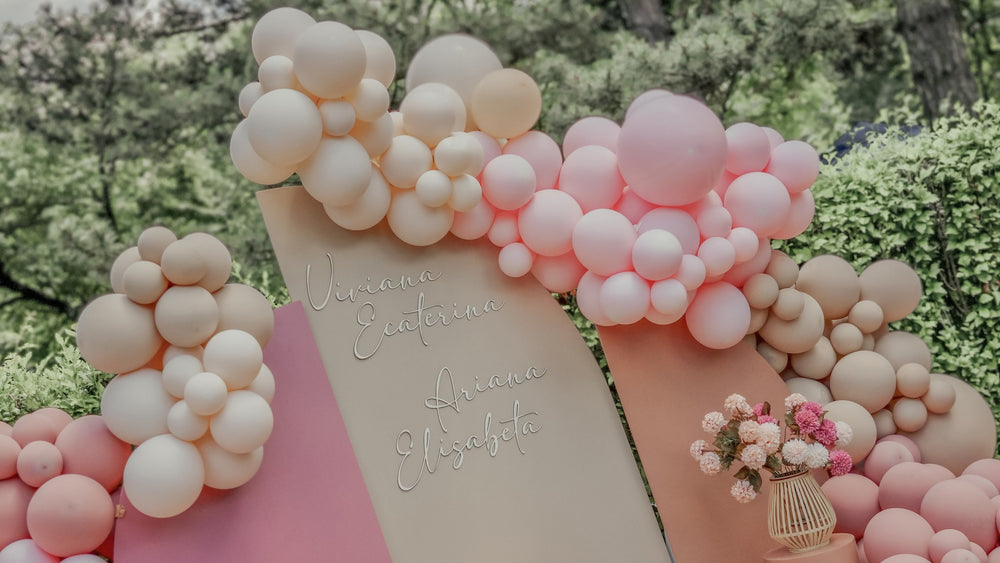 
                  
                    Balloons | Board with organic arch and name
                  
                