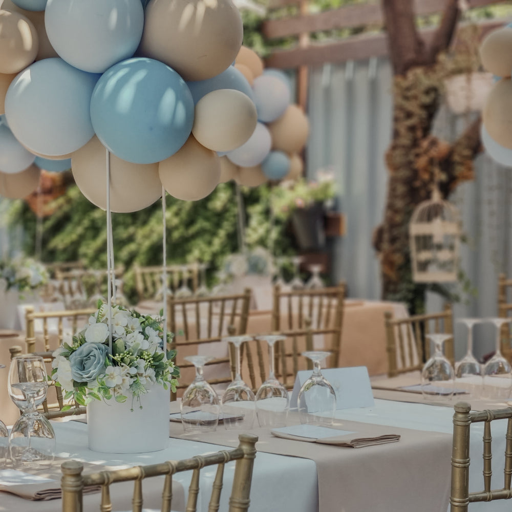 
                      
                        Palloncini | Disposizione dei tavoli | con fiori giocattolo o di seta
                      
                    