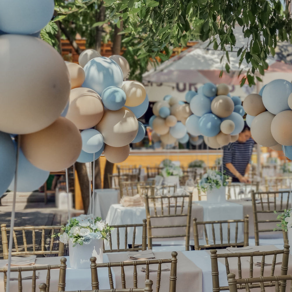 
                      
                        Palloncini | Disposizione dei tavoli | con fiori giocattolo o di seta
                      
                    