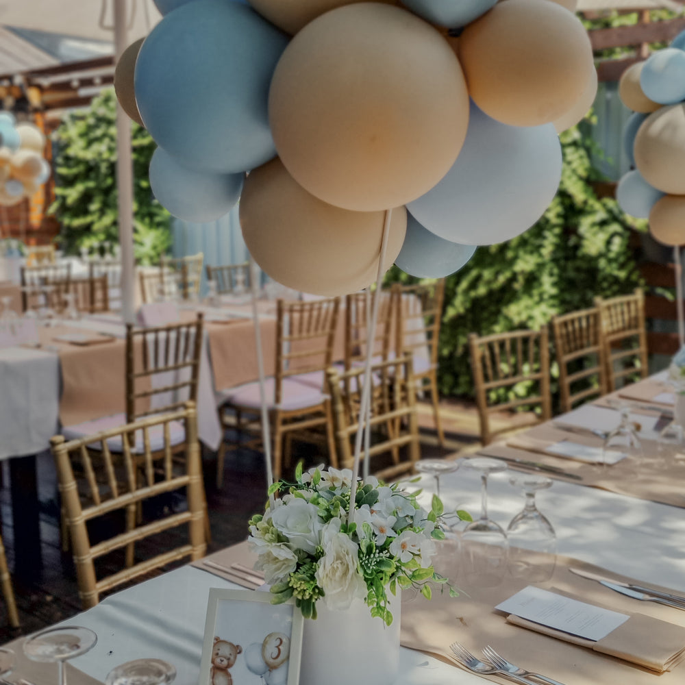 
                      
                        Palloncini | Disposizione dei tavoli | con fiori giocattolo o di seta
                      
                    