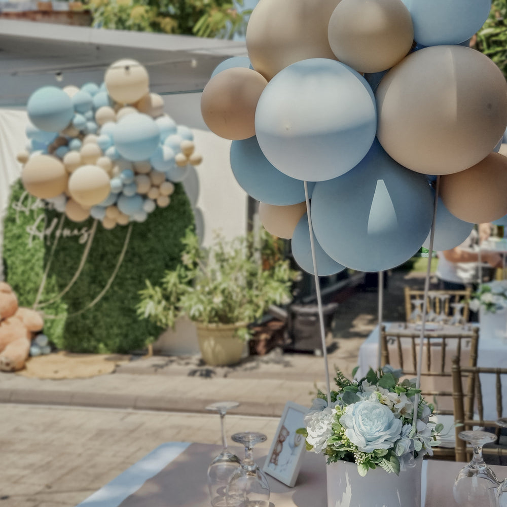 
                      
                        Palloncini | Disposizione dei tavoli | con fiori giocattolo o di seta
                      
                    