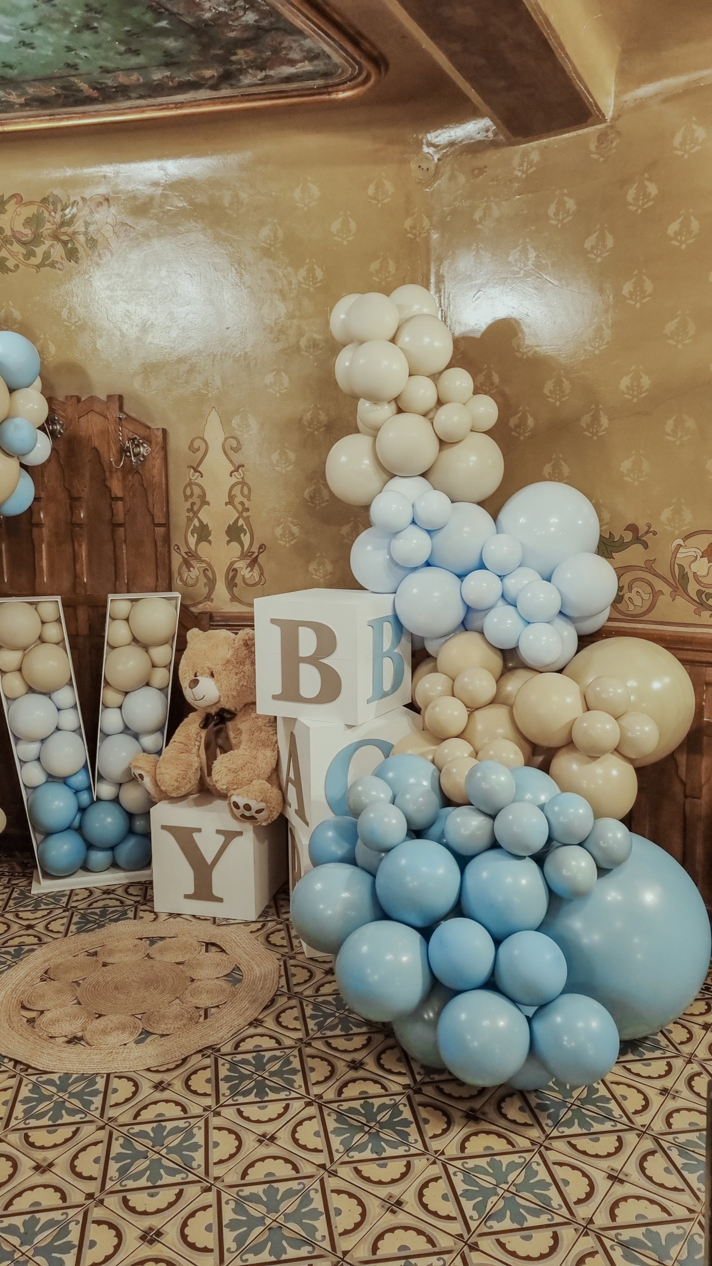 
                  
                    Balloons | Baby cubes with organic arch
                  
                