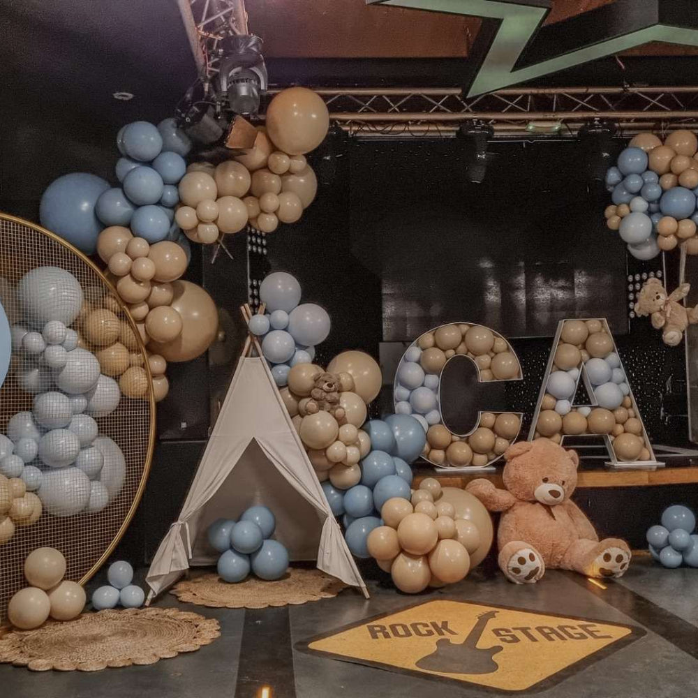 
                      
                        cort din panza alba si lemn pentru evenimente si petreceri copii, decorat cu baloane cu heliu si ursuleti de plus, un panou metalic auriu decorat cu baloane cu text personalizat si un cosulet cu ursulet de plus, legat cu baloane
                      
                    
