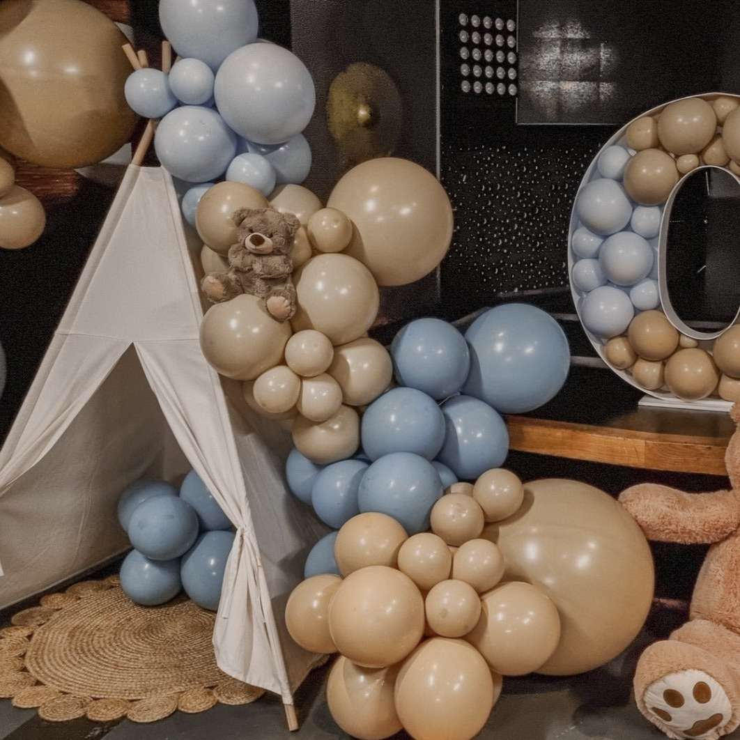 cort din panza alba si lemn pentru evenimente si petreceri copii, decorat cu baloane cu heliu si ursuleti de plus